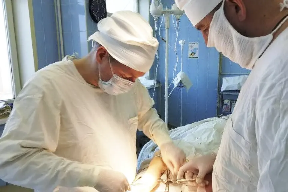 врач-ортопеды проводят операцию ребенку