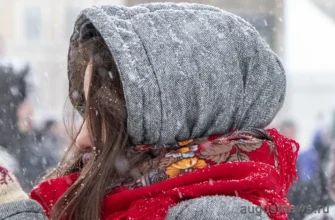 девушка в красивом платке зимой на улице