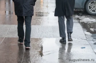 двое идут в дождливую погоду