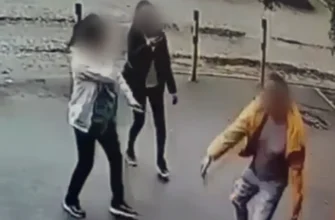 мужчина дерется с двумя женщинами