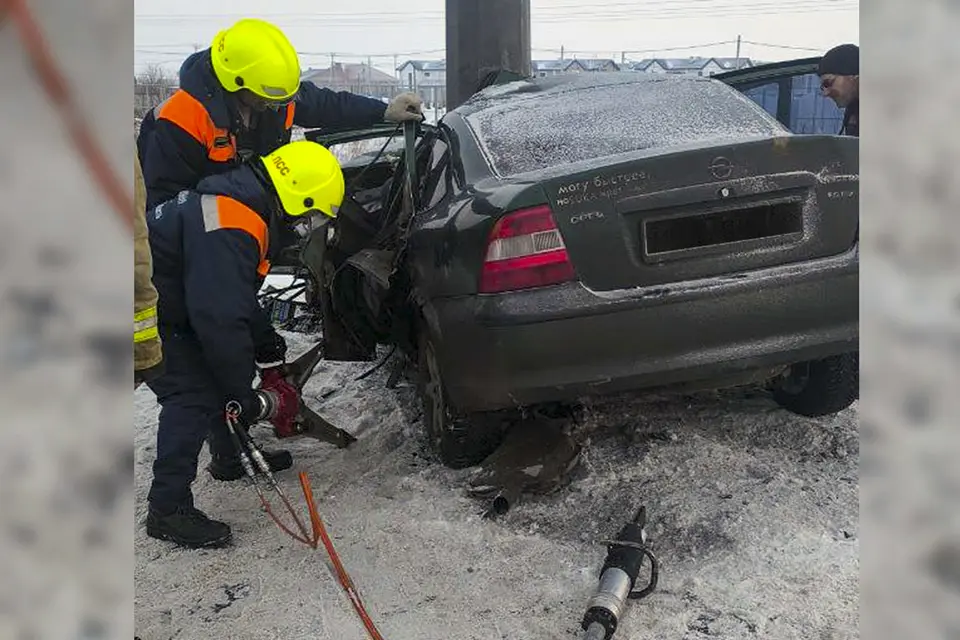 автомобиль врезался в столб
