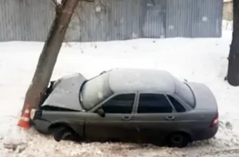 автомобиль врезался в дерево