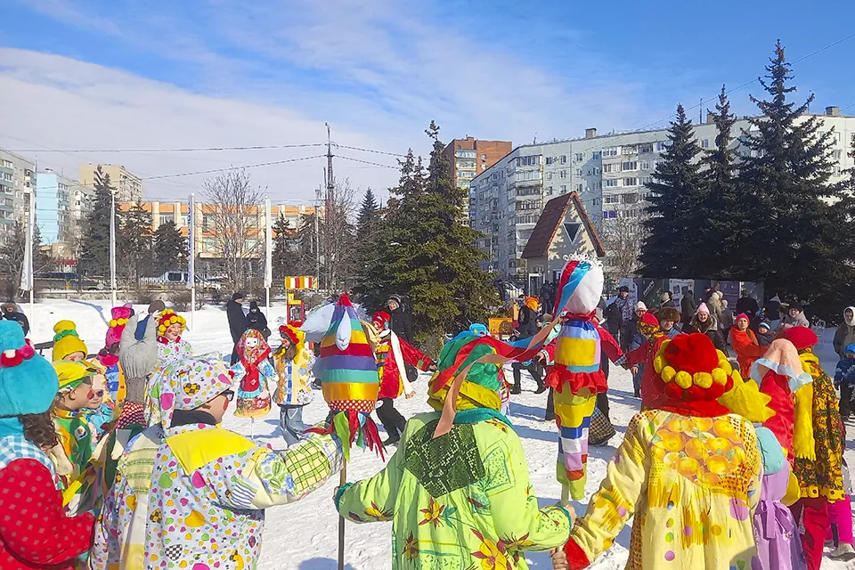 празднование Масленицы возле ДК Тольяттиазот