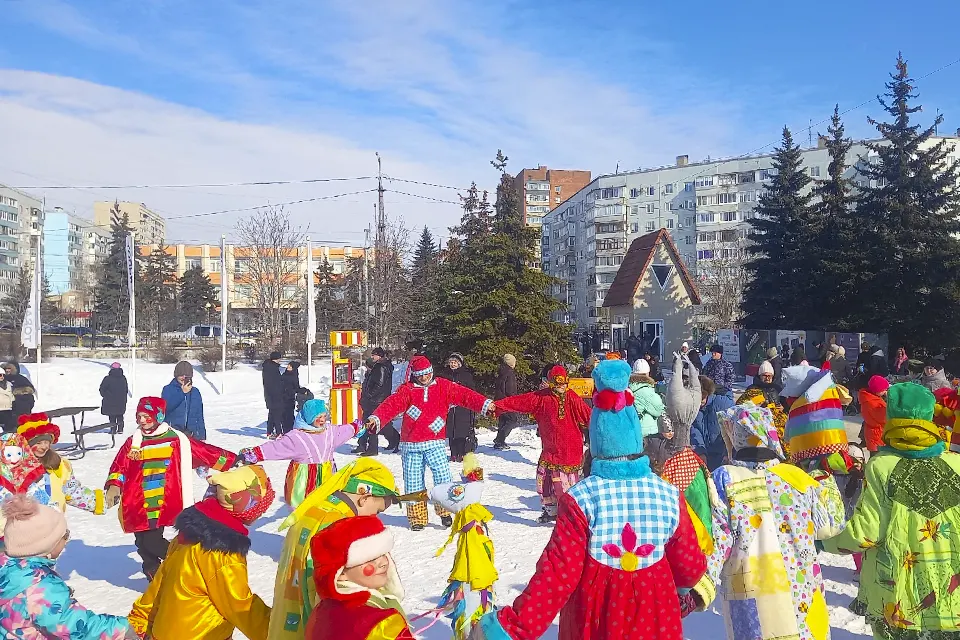 дети водят хоровод на Масленицу