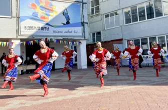 зажигательный танец девушек около школы