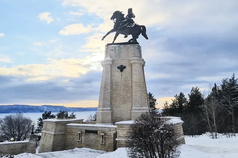 памятник Татищеву зимой