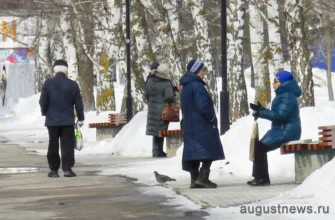 бабушка на скамейке в парке тольятти