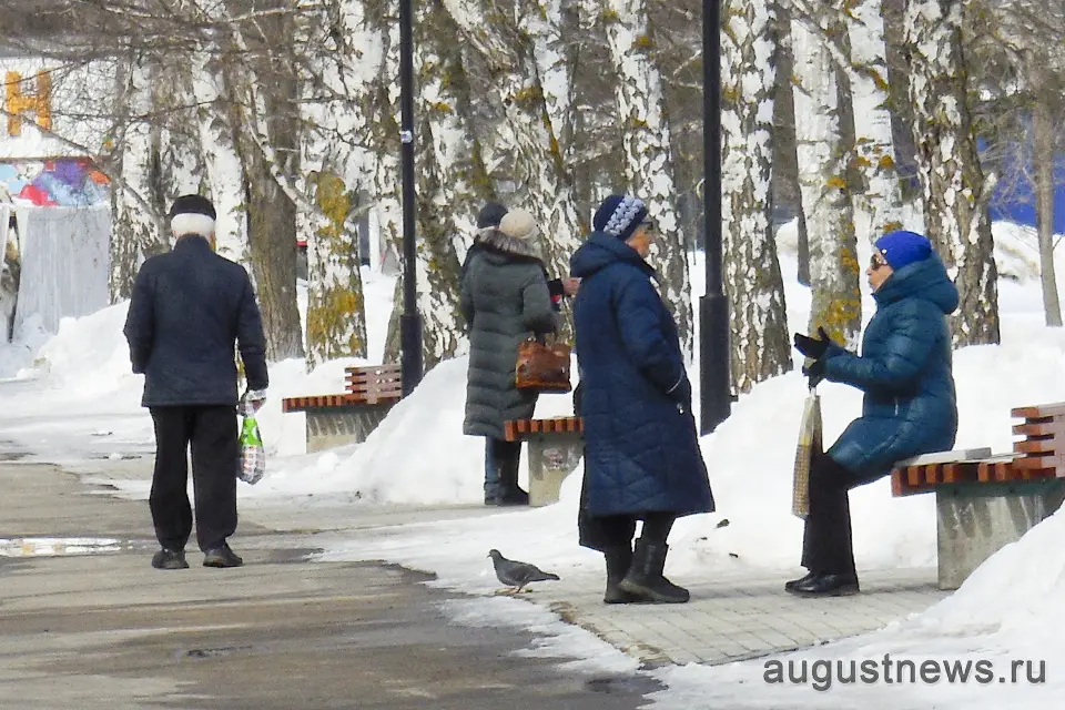 бабушка на скамейке в парке тольятти