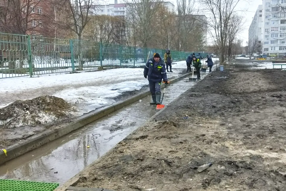 очистка водоотводного лотка