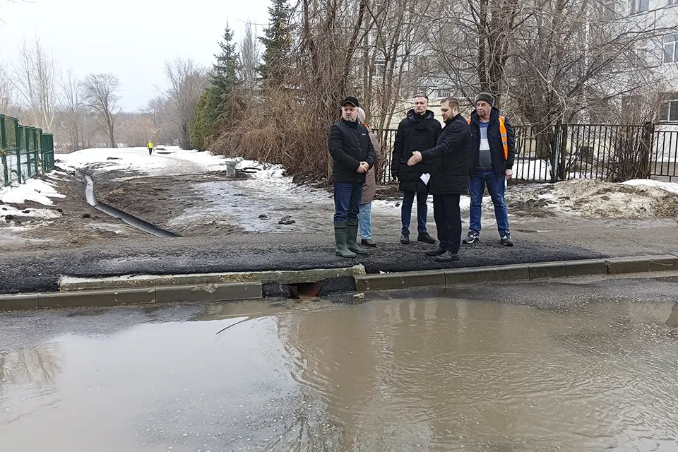 лужа возле детской больницы