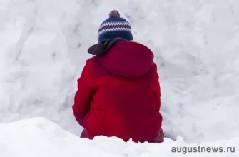 подросток сидит на снегу