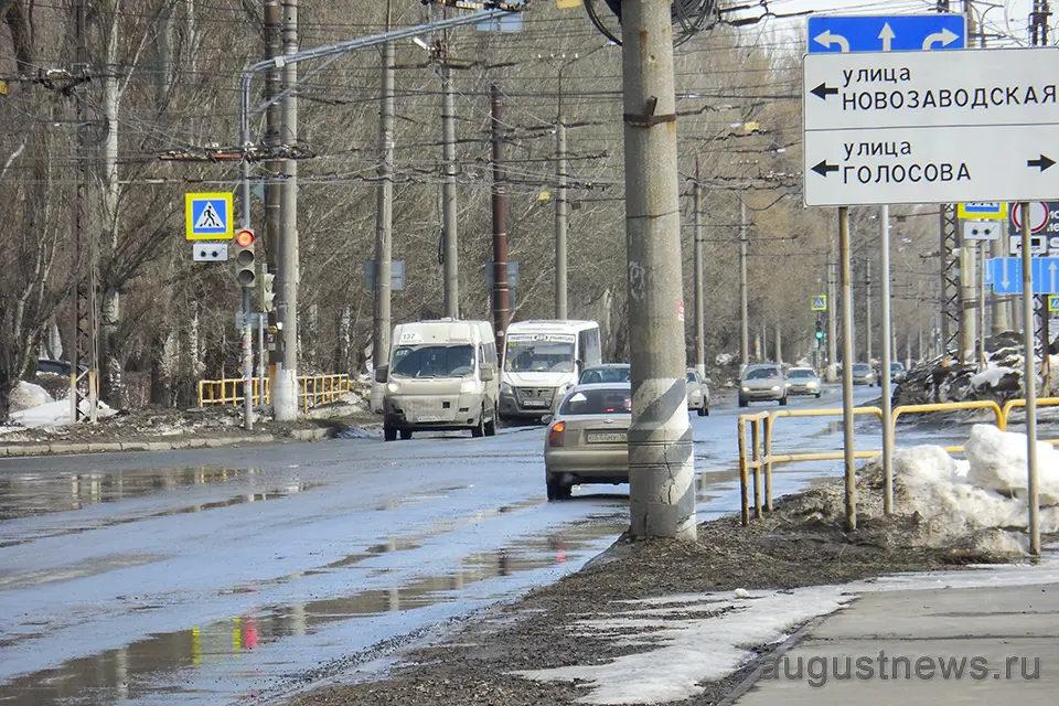 улица мира после дождя