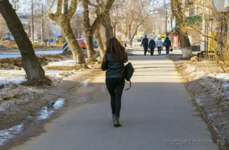девушка гуляет по Тольятти