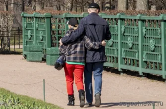 мужчина и женщина гуляют в парке