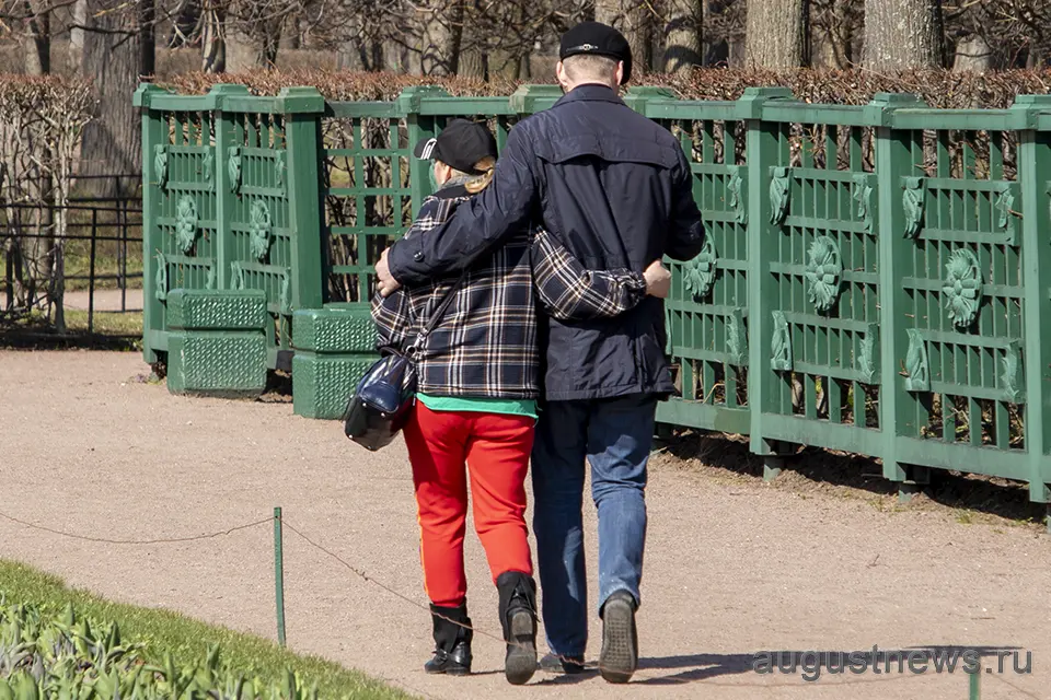 мужчина и женщина гуляют в парке