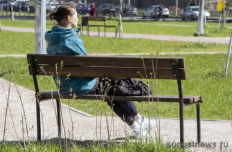 девушка отдыхает на лавке в парке