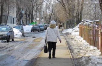 женщина идет по дороге в Тольятти