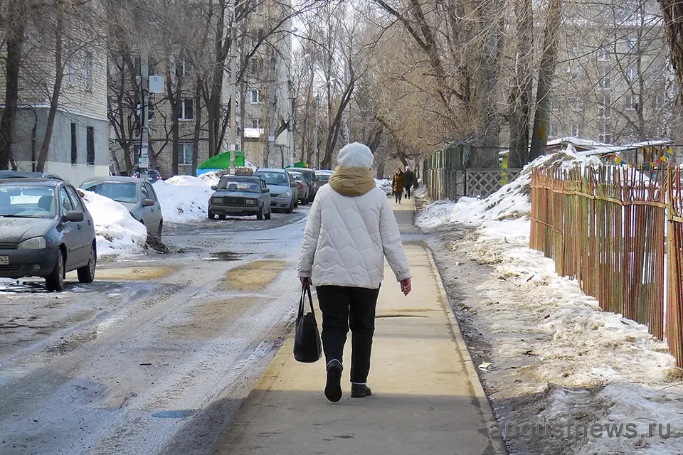женщина идет по дороге в Тольятти