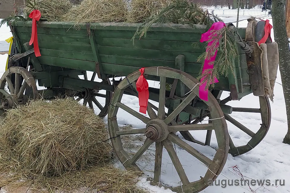 телега груженная сеном на снегу