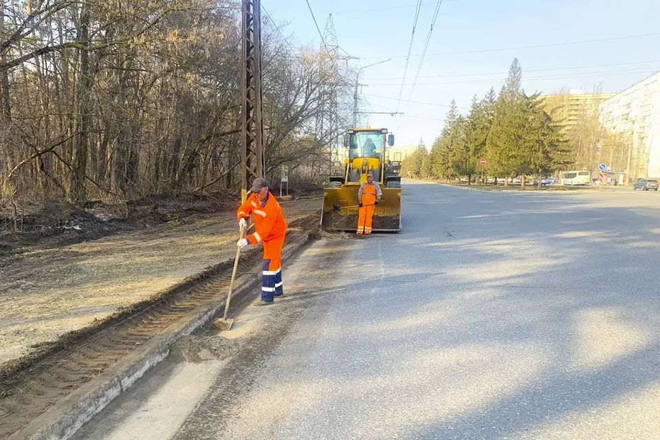 уборка прибордюрной грязи на улице Баныкина