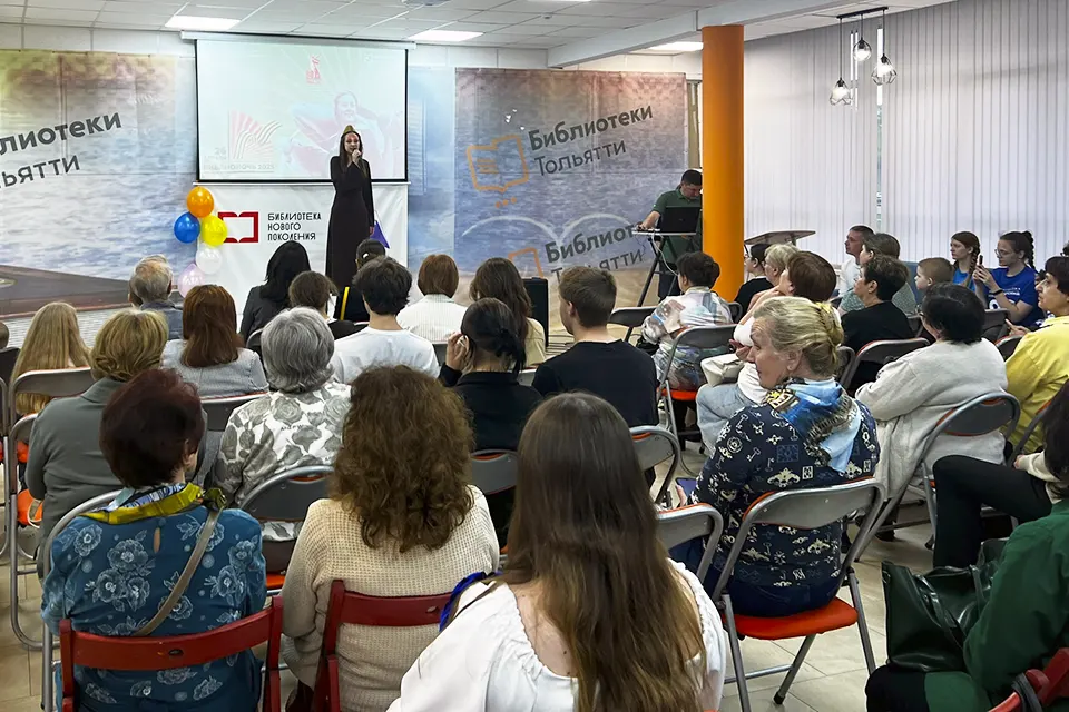 девушка выступает на Библионочи