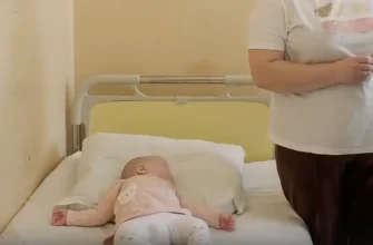 маленький ребенок в больничной палате