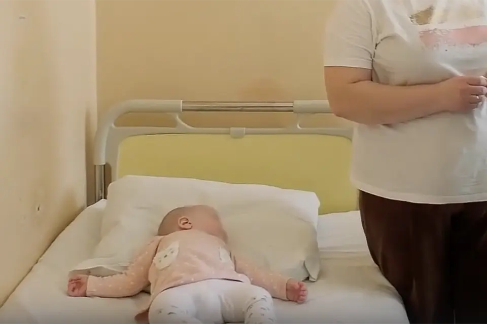 маленький ребенок в больничной палате