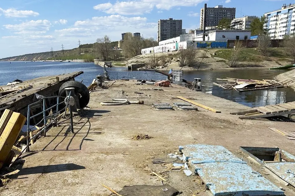 разобранный дебаркадер на набережной