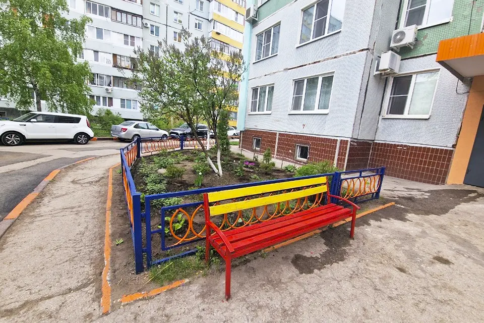 скамейка и газон у дома