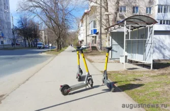 электросамокаты на тротуаре