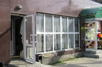 открыта дверь в торговом павильоне