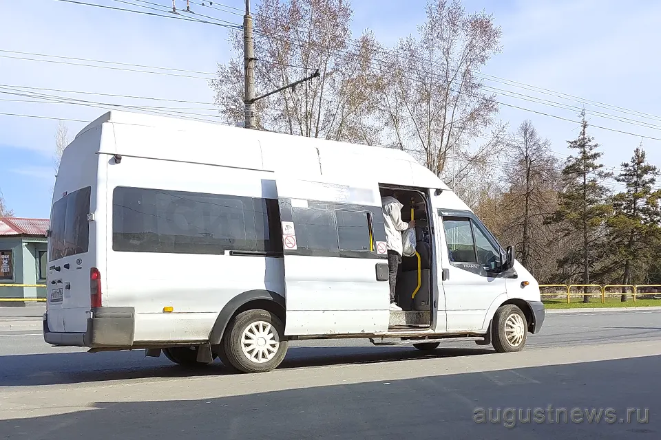 маршрутка на остановке Горсад