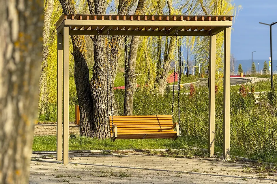 скамейка-качели на набережной