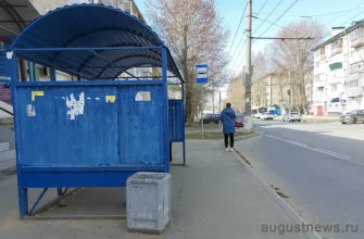 женщина ждет на остановке автобус