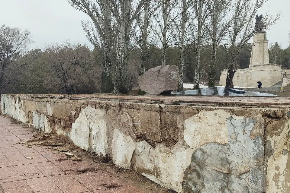 разрушено основание памятника
