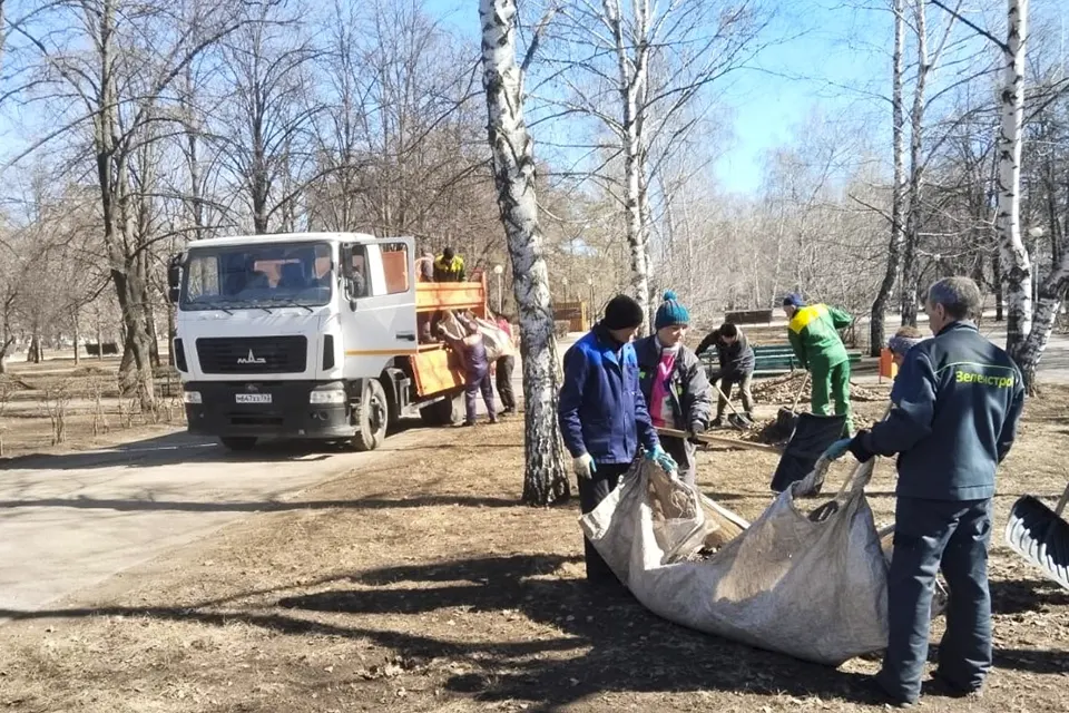 уборка листвы в парке Победы