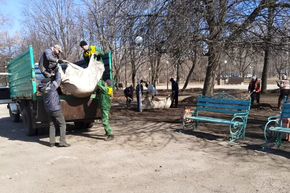 уборка мусора в парке Победы