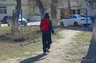подросток идет по двору Тольятти