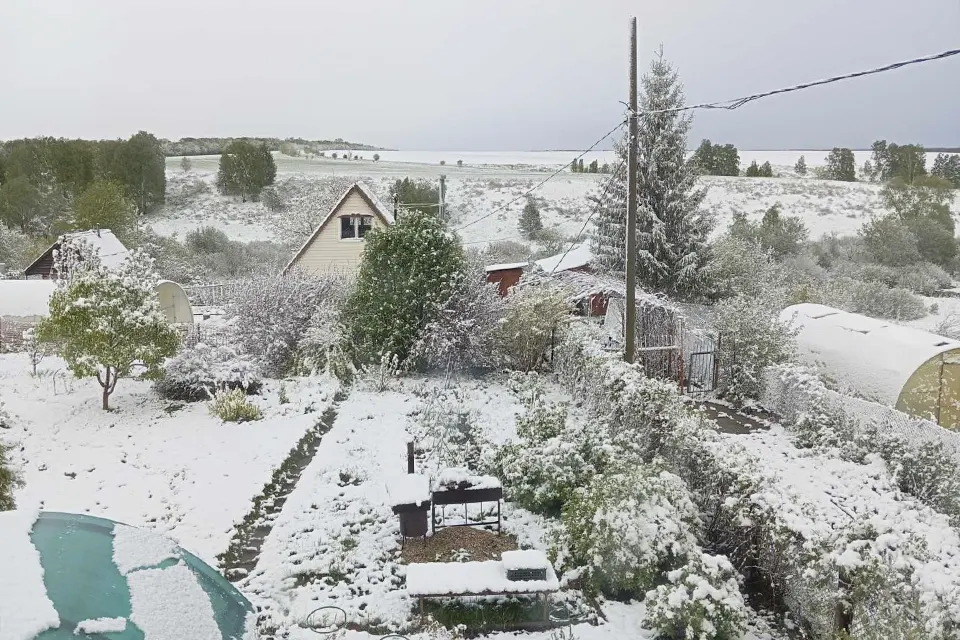 снег весной на даче