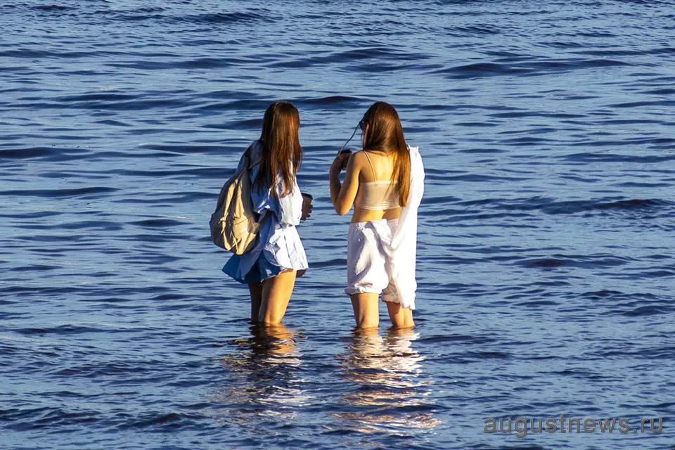 девушки зашли в воду по колено