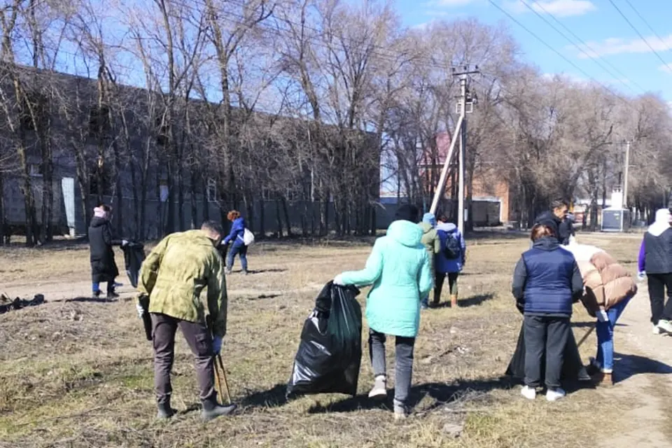 горожане убирают мусор весной