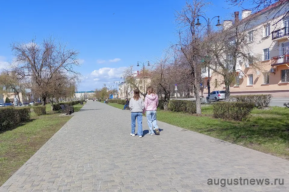 девушки идут по Жилина в Тольятти