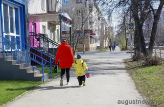 женщина гуляет с ребенком в тольятти