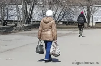 женщина идет по улице Революционной в Тольятти