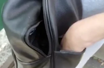 девушка показывает что у нее в сумке