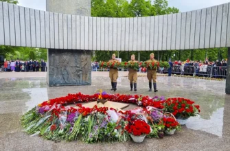 возложение цветов к Вечному Огню в парке Победы