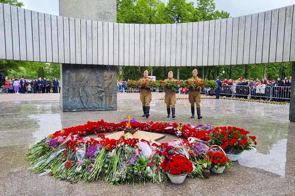 возложение цветов к Вечному Огню в парке Победы