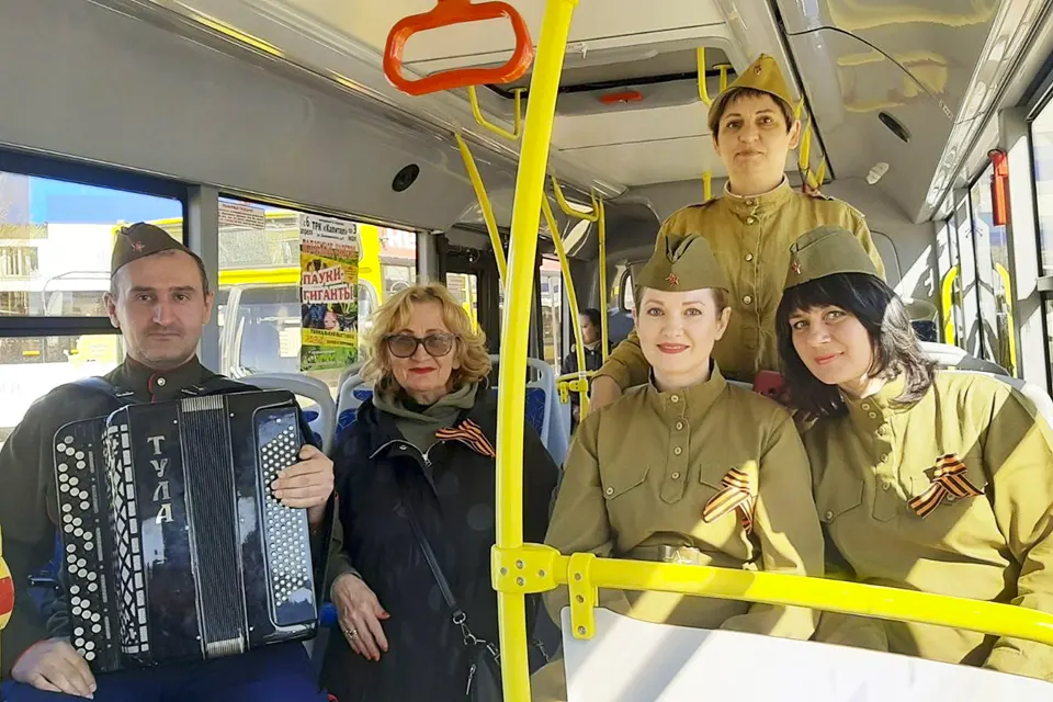 поздравление пассажиров автобуса с Днем Победы