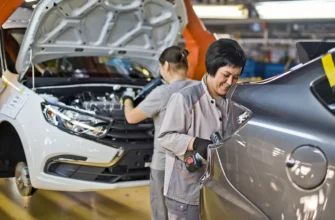 женщины работают на конвейере автоваза в Тольятти