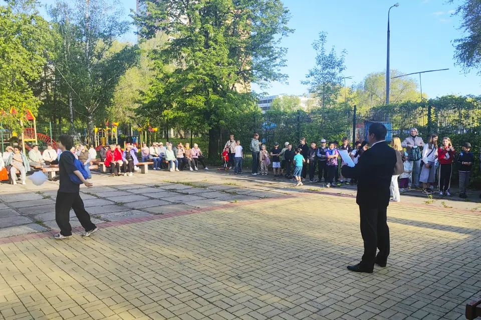 жители в сквере на бульваре Туполева